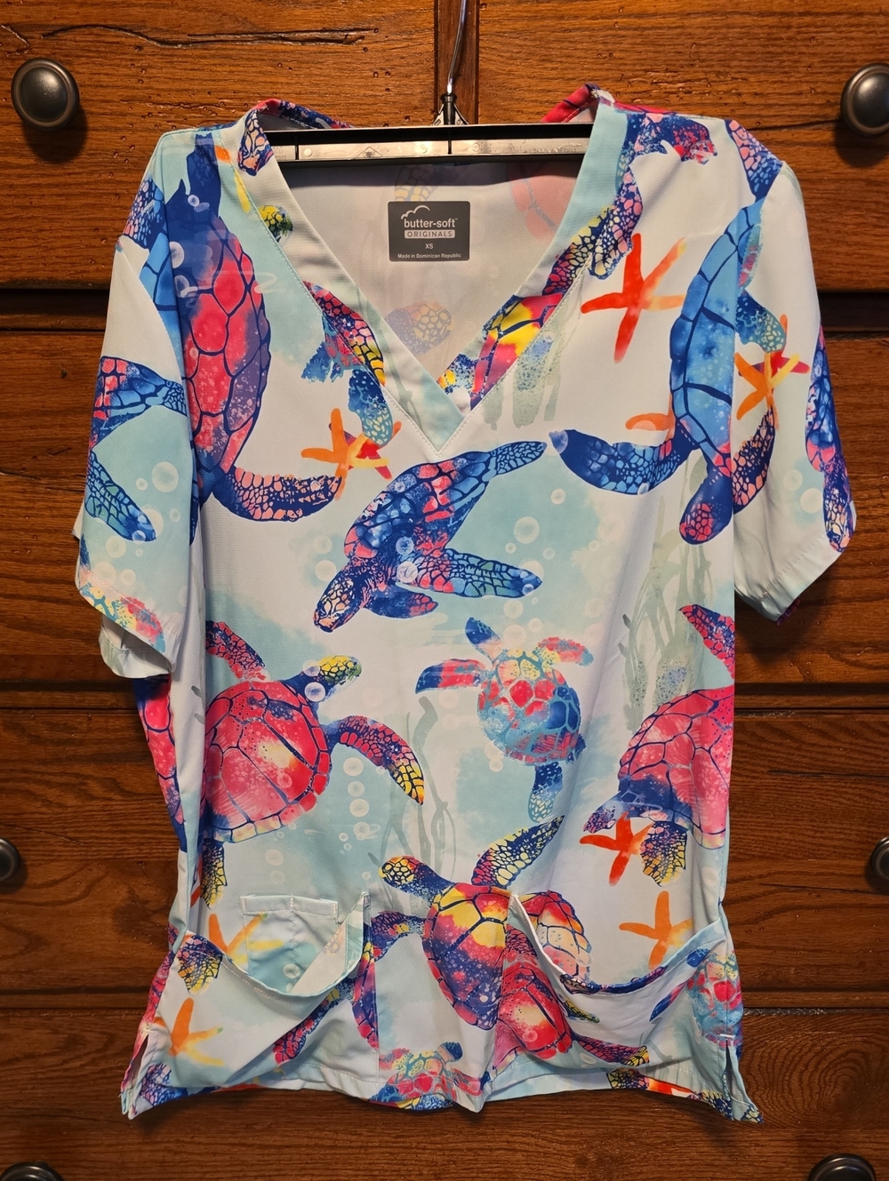 Butter-Soft Women's V-Neck Turtle Print Scrub Top - Light Blue/Multi